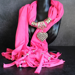 Diamante Heart Pendant Scarf In Pink
