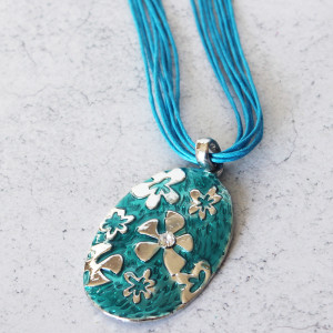 Turquoise Metal Pendant Necklace With Flower Design