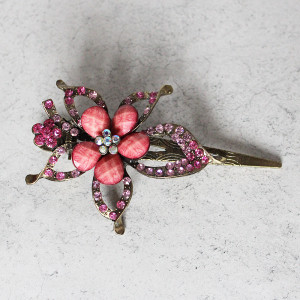 Vintage Style Metal Beak Clip In A Pink Flower Design